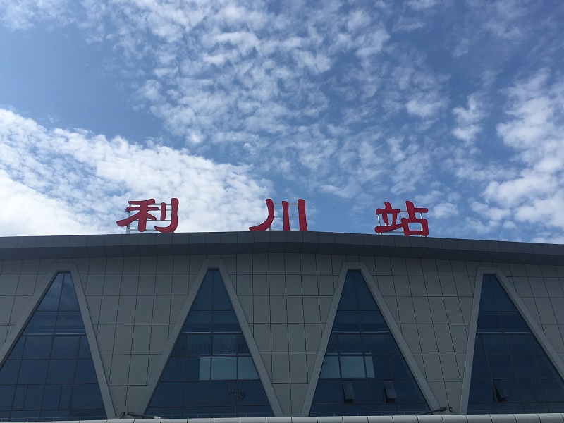 客運車站進、出站通道區有哪些靜態標識？