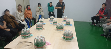 這家公司真土豪，套圈竟用現金當禮品！